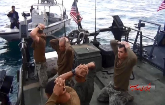 Кадр видео задержания американских военных моряков стражами исламской революции в Иране. Изображение было передано по каналам AP/Scanpix