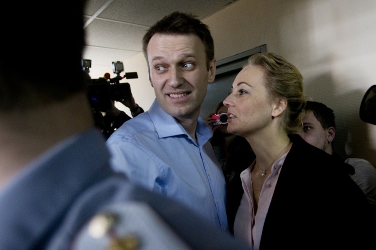 Оппозиционер Алексей Навальный с супругой Юлией перед заседанием суда. Фото: AP / Scanpix