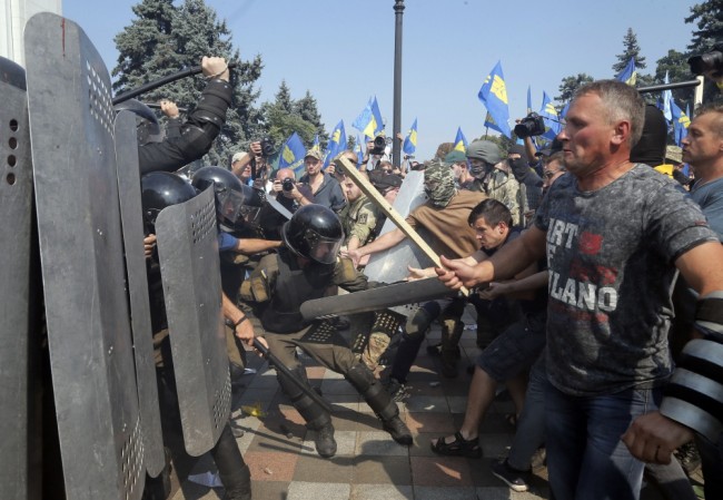 Штурм здания Верховной рады Украины, 31 августа 2015 года. Фото AP/Scanpix