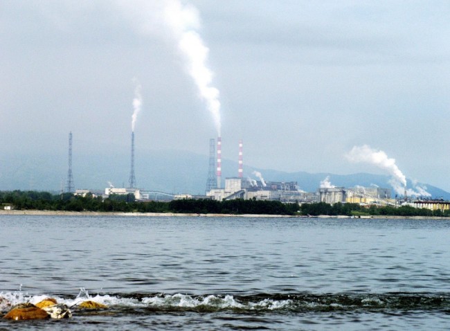 Байкальский целлюлозно-бумажный комбинат до его закрытия в 2013 году был в центре критики природоохранных организации. Фото: AFP / Scanpix