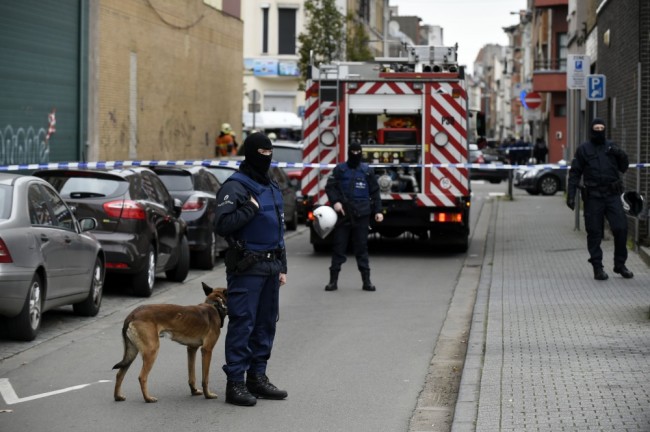 Полиция Брюсселя блокирует улицу в ожидании начала спецоперации.  Моленбек. Фото AFP Photo/Scanpix.