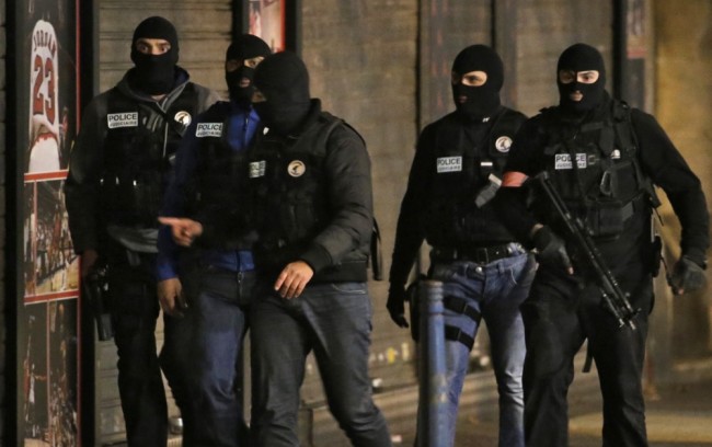 Бойцы Французского полицейского спецназа. Сен-Дени. Пригород Парижа. Фото AFP Photo/Scanpix
