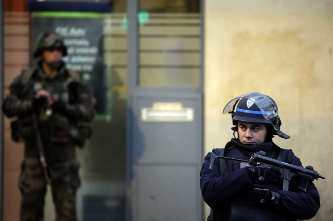 Французский полицейский спецназ и военные. Пригород Парижа. Сен-Дени. Фото AFP Photo/Scanpix