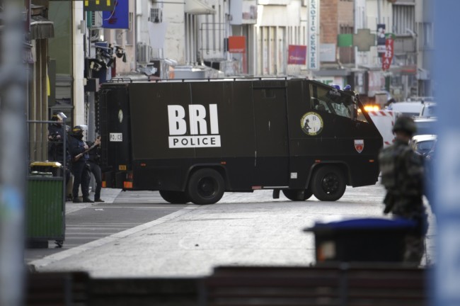 Бронированная машина спецподразделения полиции Франции. Сен-Дени. Пригород Парижа. Фото AFP Photo/Scanpix
