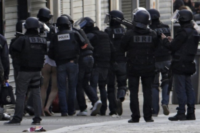 Арест подозреваемых.Сен-Дени. Пригород Парижа. Фото AFP Photo/Scanpix