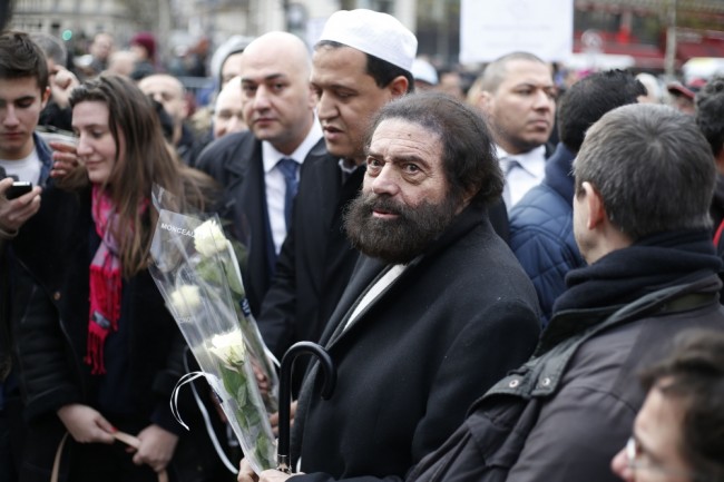 Имам мечети Дранси и франко-еврейский писатель Марек Хальтер пришли возложить цветы в дань памяти жертв. Фото AFP PHOTO/Scanpix