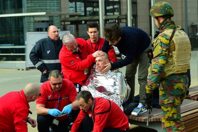 Оказание помощи пострадавшему. Фото AFP/Scanpix