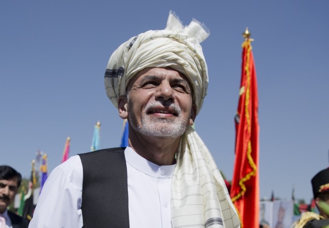 Президент Афганисатана Ашрафа Гани слушает национальный гимн на праздновании Дня независимости в Кабуле. Фото AP/Scanpix