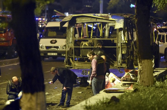 Взорванный автобус в Ереване. Фото AP/Scanpix