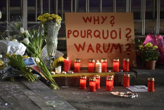 Цветы у брюссельского метро на следующий день после терактов. Фото: AP / Scanpix
