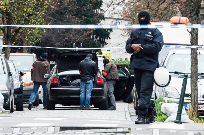 Полиция Брюсселя готовится к спецопрации.  Моленбек. Фото AP Photo/Scanpix.