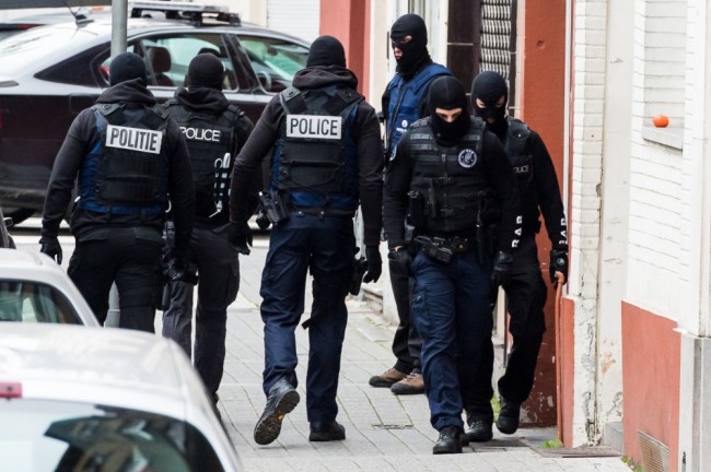 Полиция патрулирует улицу. Моленбек. Фото AP Photo/Scanpix.