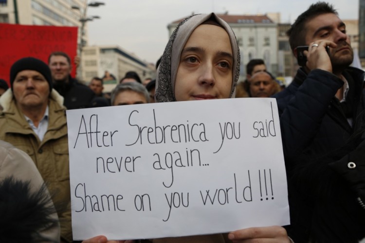 «После Сребреницы вы сказали: больше никогда. Позор тебе, мир!» — сообщает надпись. Фото: AP / Scanpix
