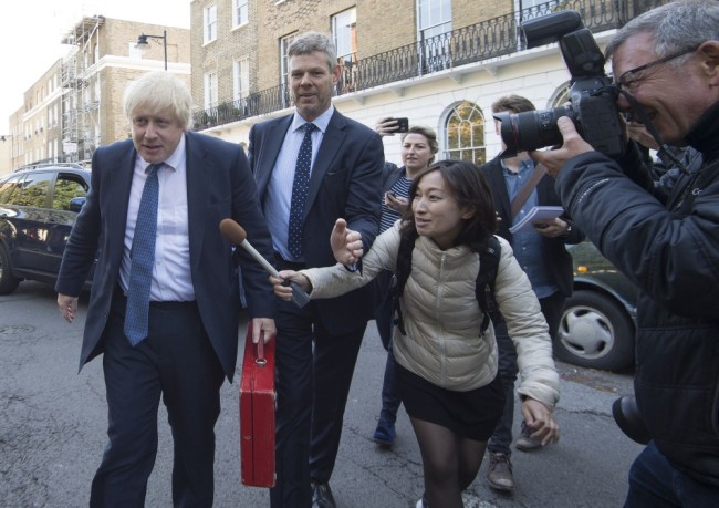 Борис Джонсон направляется на встречу с Терезой Мэй из своего лондонского дома. Фото: AP / Scanpix