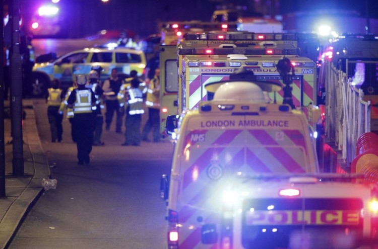Машины «скорой помощи» у Лондонского моста. Фото TT NYHETSBYRÅN/Scanpix