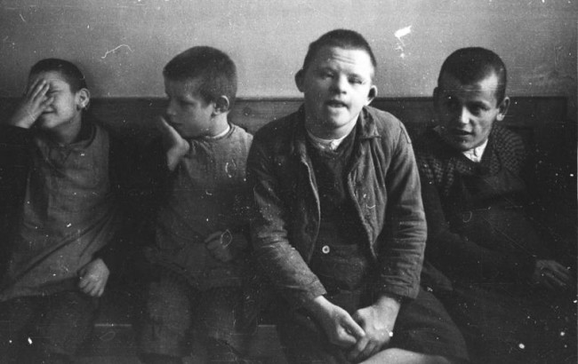 Дети с синдромом Дауна в одной из психиатрических больниц гитлеровской Германии в 1934 году. Многие люди с аналогичным диагнозом были умерщвлены в рамках нацистской программы «Т-4». Фото: German Federal Archives / Wikimedia Commons