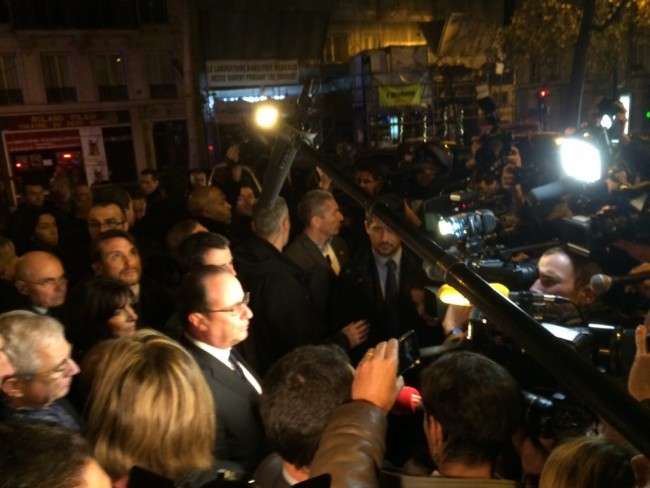 Франсуа Олланд у концертного зала «Батаклан». Фото: Виктор Нехезин