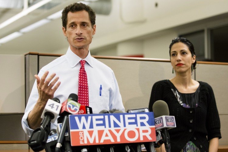 Энтони Уинер с женой Хумой Абедин во время кампании по избранию в мэры Нью-Йорка. Фото: AP / Scanpix