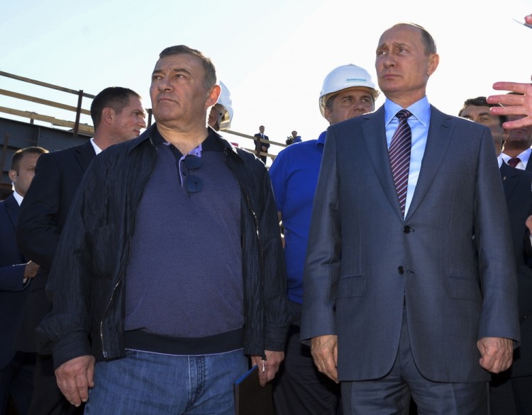 Путин и Аркадий Ротенберг, чья фирма занимается возведением Керченского моста, проверяют ход строительных работ. Фото: AP / Scanpix