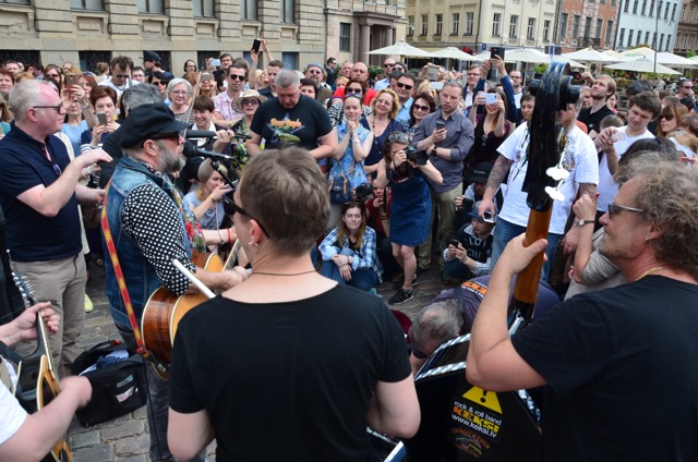 Борис Гребенщиков и группа «Аквариум» на Домской площади в Риге. Фото Антона Лысенкова «Спектр»