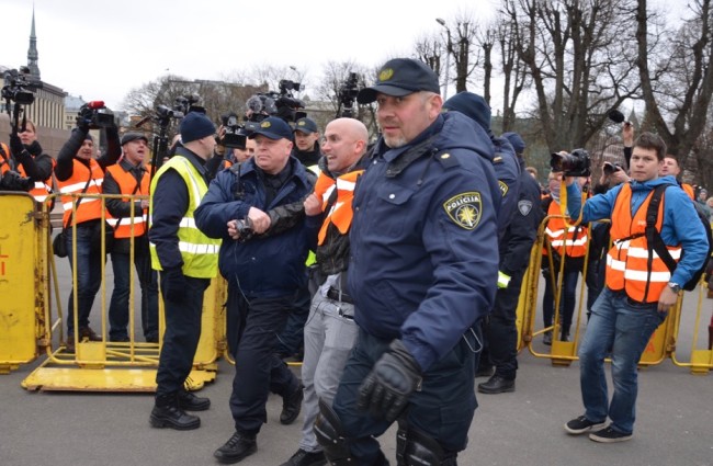 Задержанный на марше легионеров в Риге журналист. Фото Антона Лысенкова «Спектр».