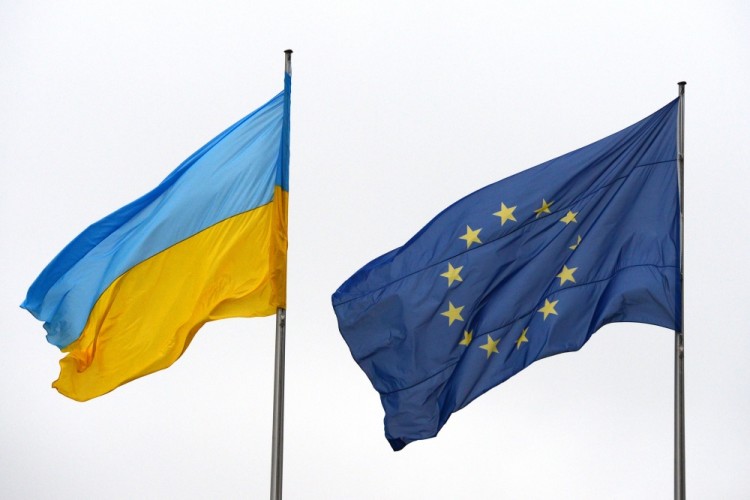 Флаги Украины и ЕС. Фото AFP PHOTO / Scanpix