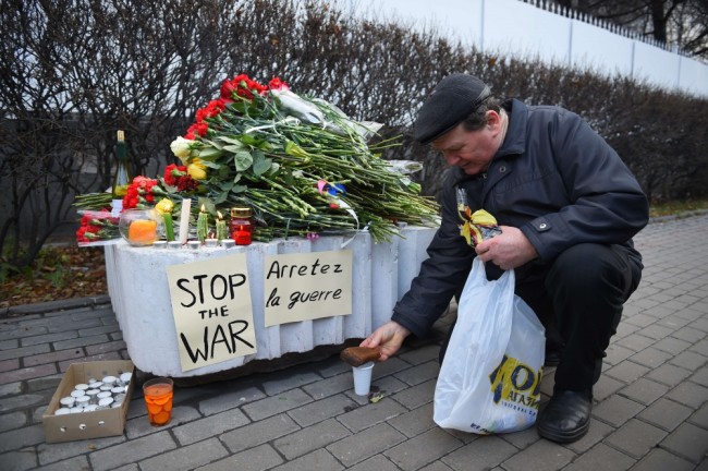 Цветы у здания посольства Франции в Москве. Фото AFP/Scanpix