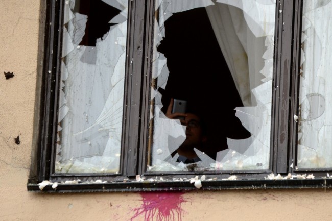 Разбитое во время акции протеста окно посольство Турции. Москва. Фото APF PHOTO/Scanpix