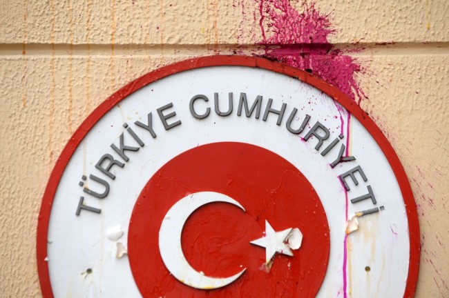 Пятна краски и следы разбитых яиц на стене посольства Турции. Москва. Фото AFP PHOTO/Scanpix 