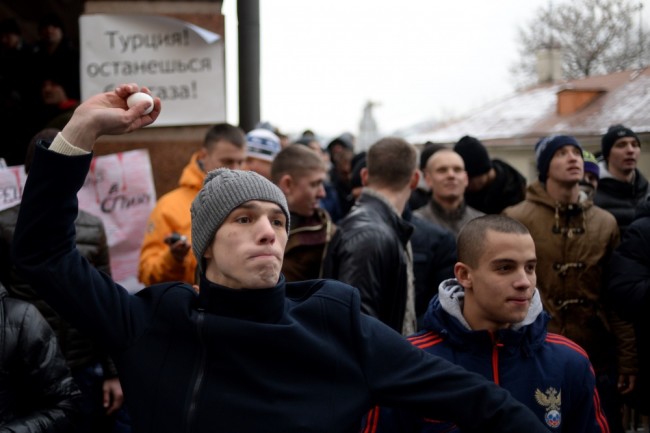 Протестующий кидается яйцами в здание посольства Турции в Москве. Фото AFP PHOTO/Scanpix  