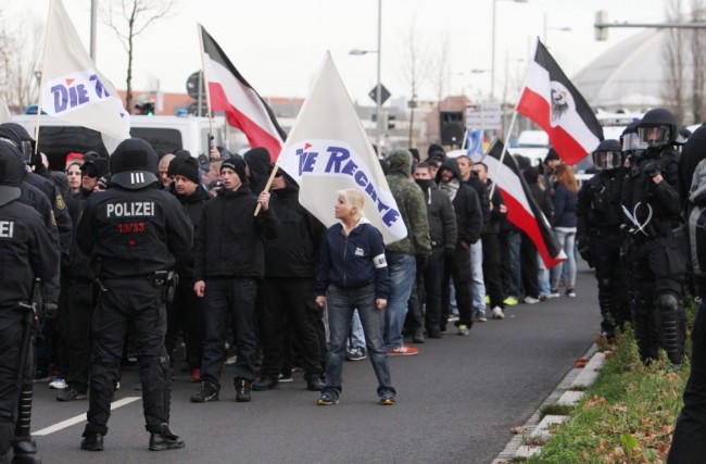 Полицейские блокируют участников митинга. Лейпциг. Фото AFP PHOTO/Scanpix