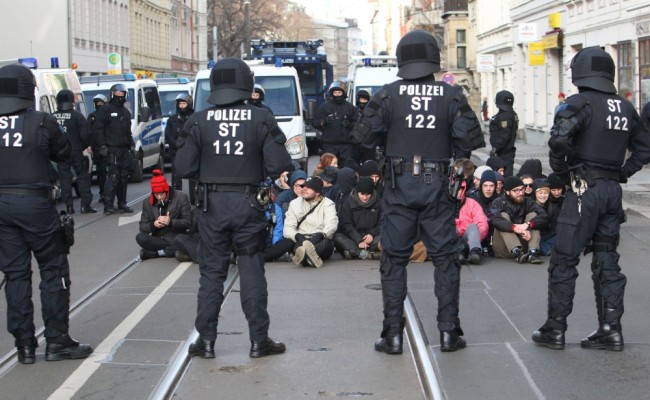 Полиция и протестующие против акции неофашистов на улицах Лейпцига. Германия. Фото 