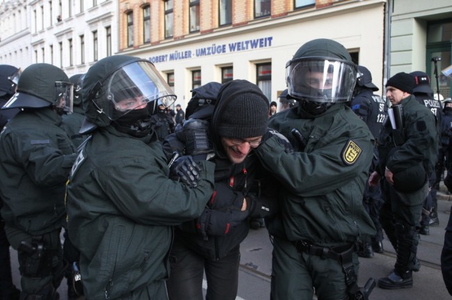 Полиция задерживает агресивно настороенных протестующих. Лейпциг. 