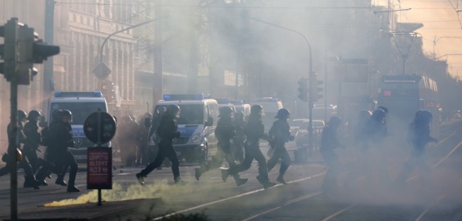 Бегущие немецкие полицейские во время столкновений в Лейпциге. 