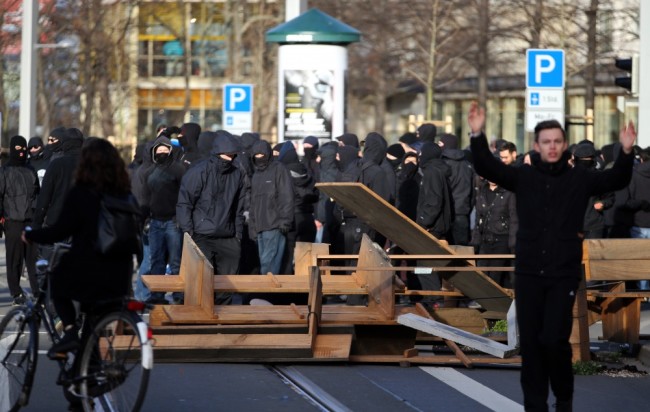Демонстранты перекрыли улицу и заблокировали трамвайные рельсы. Лейпциг. Фото AFP PHOTO/Scanpix