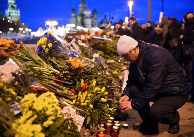 Возложение цветов на Немцовом мосту, фото AFP/Scanpix