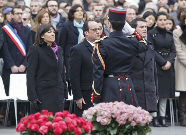 Мэр Парижа Анн Идальго, президент Франции Франсуа Оланд и премьер-министр Мануэль Вальс во время траурной церемонии на площади республики. Фото AP Photo/Scanpix