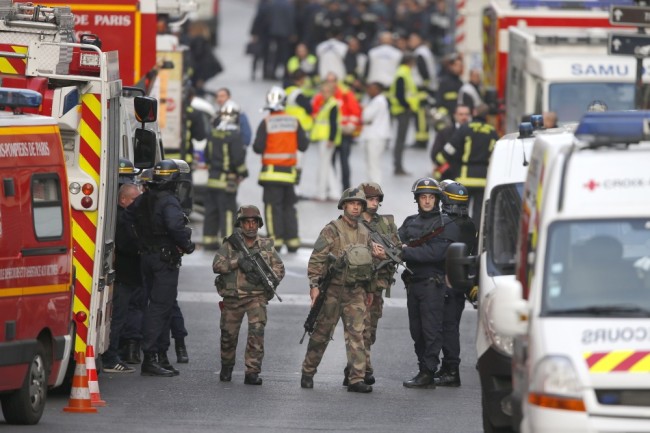 Полицейский спецназ и военные Франции охраняют улицу Сен-Дени. Пригород Парижа. Фото AP Photo/Scanpix