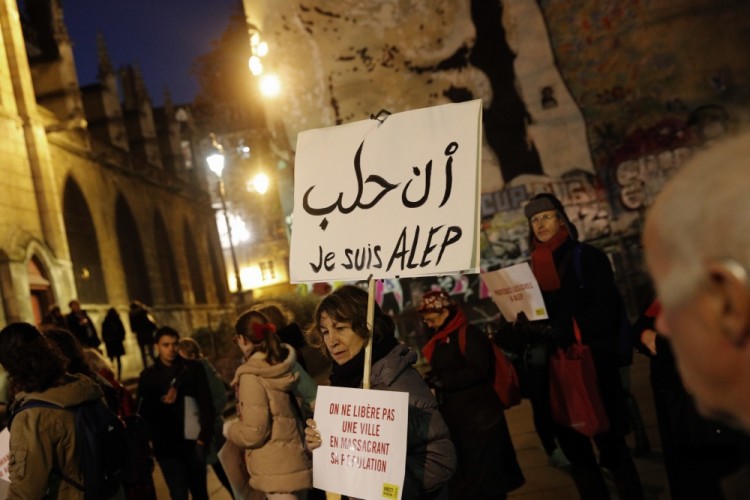 «Я Алеппо» — этой уже привычной формулой воспользовались парижане, чтобы поддержать сирийцев. Фото: AP / Scanpix