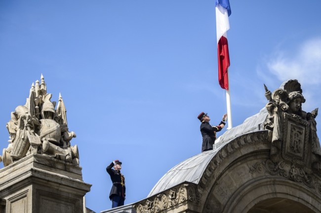 Во Франции приспущены флаги в знак траура по погибшим в Ницце. Фото: AP / Scanpix