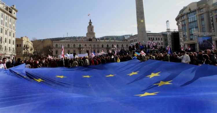 Флаг ЕС во время акции в Тбилиси, в октябре 2016.  Фото: AP Photo//Scanpix