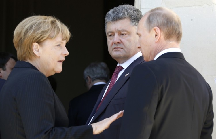 Канцлер ФРГ Ангела Меркель, президент Украины Петр Порошенко и Владимир Путин. Фото: AP / Scanpix