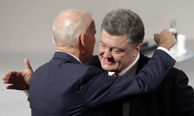 В этот раз Петру Порошенко не удалось получить от Джозефа Байдена такой же поддержки, как на Мюнхенской конференции по безопасности в 2015-м. Фото: AP / Scanpix