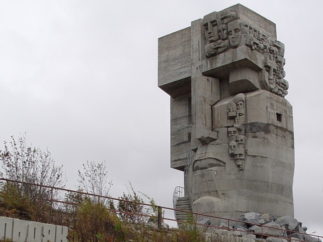 Монумент «Маска скорби» работы Эрнста Неизвестного. Фото: Alglus / Wikimedia Commons