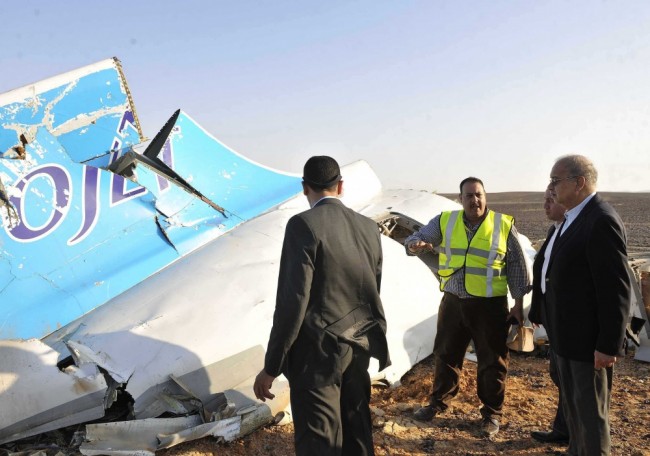 Премьер министр Египта Шериф Исмаил осматривает обломки российского самолета. Фото AP/Scanpix