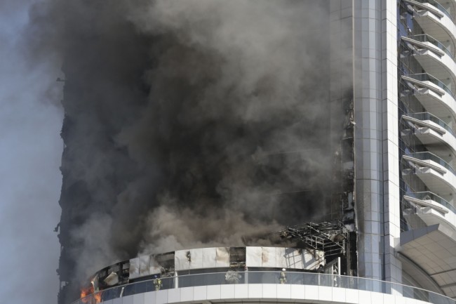 Выгоревшие этажи отеля  Address Downtown skyscraper в Дубае. Фото AP Photo/Scanpix