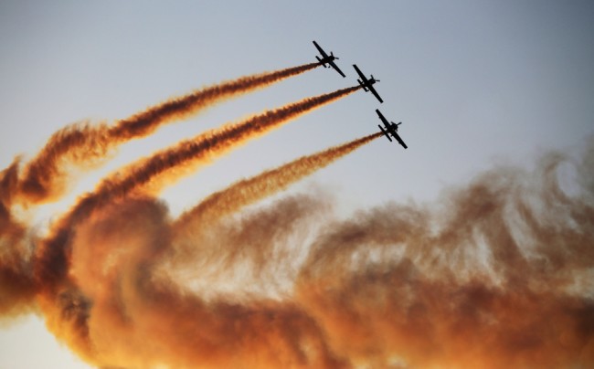 Команда по высшему пилотажу пилотов выполнять трюк на Всемирных Авиационных Играх в Дубае. Фото AP Photo/Scanpix