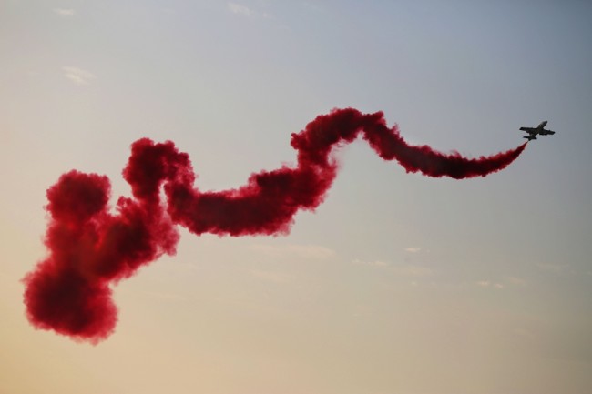 Участник пилотажной группы Аль Fursan ВВС Объединенных Арабских Эмиратов выполняет трюк на Всемирных воздушных играх в Дубае. Фото AP Photo/Scanpix