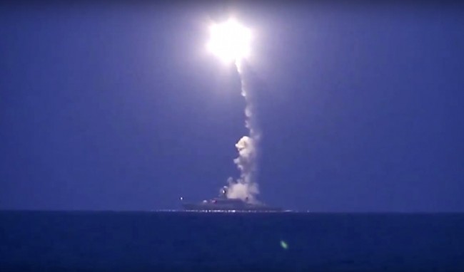 Запуск ракет кораблями ВМФ России из акватории Каспийского моря по объектам боевиков в Сирии. Фото AP/Scanpix