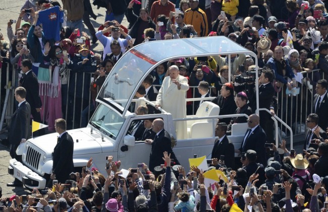 Папа Франциск в «папамобиле». Фото AFP/Scanpix